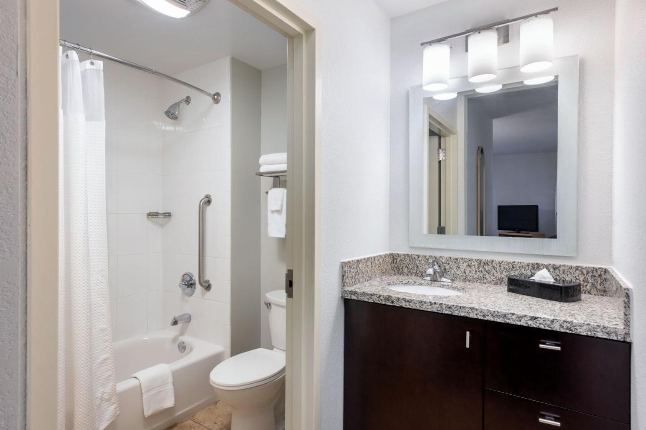 Towneplace Suites By Marriott York Bagian luar foto